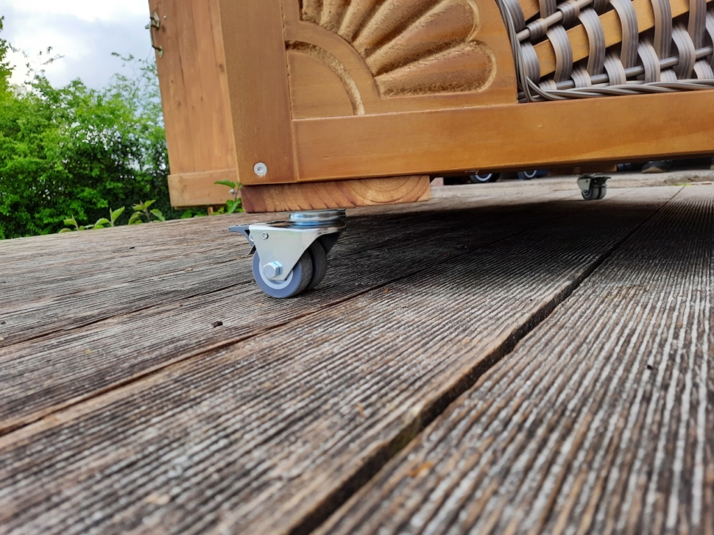 Strandkorb Rollen auf der Terrasse