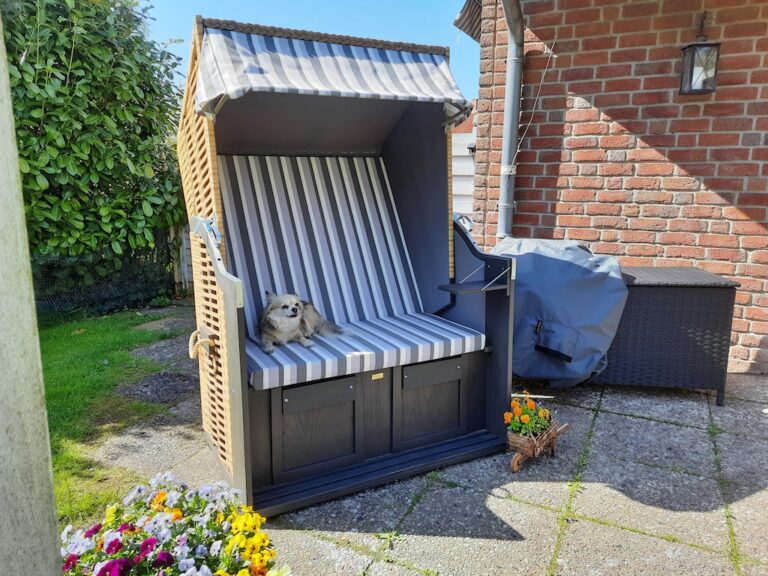 Strandkorb im Garten mit Zubehör