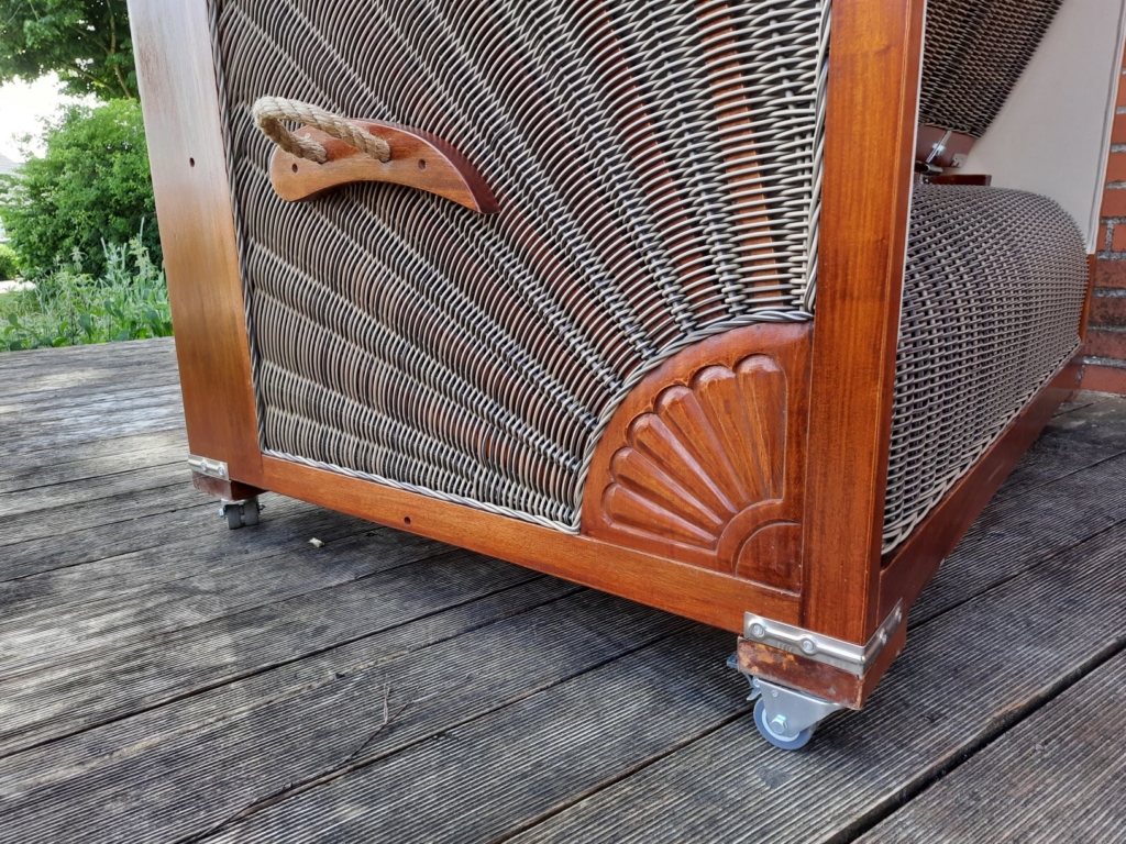 Strandkorb Baltikum Mahgoni Holz Rollen by Strandkorbtester.de